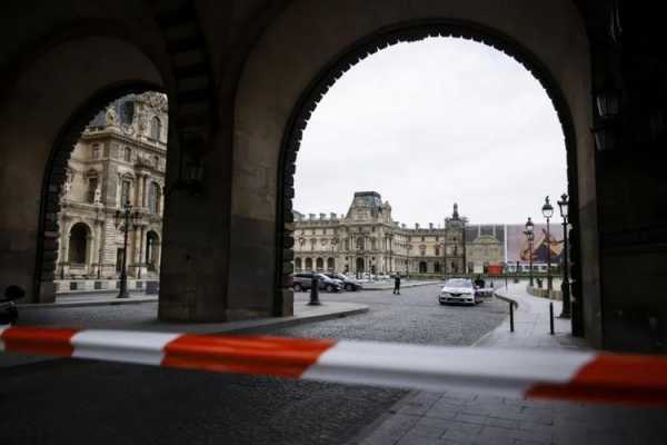 法国突发！凡尔赛宫紧急疏散1.5万名参观者，现场响起巨大警报声，卢浮宫也收到威胁闭馆